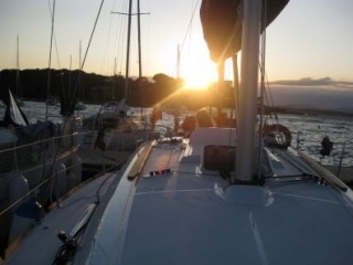 In der Abenddämmerung mit dem Boot 
